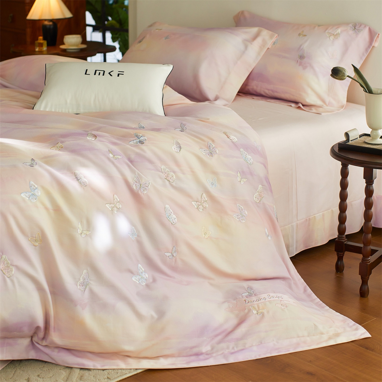 91家纺网 家纺一手货源 找家纺 （总）蓝米卡夫 2025秋冬-A类全棉100支磨毛印+绣-云光蝶梦系列（礼盒包装）-拍摄风格1 提供买家秀