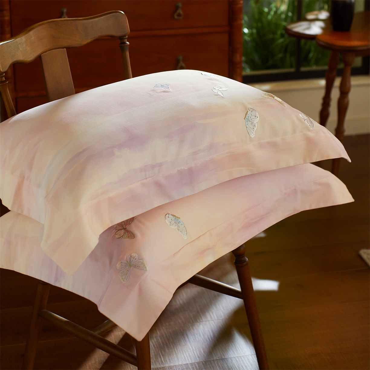 91家纺网 家纺一手货源 找家纺 （总）蓝米卡夫 2025秋冬-A类全棉100支磨毛印+绣-云光蝶梦系列（礼盒包装）-拍摄风格1 提供买家秀