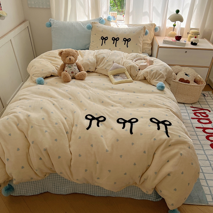 91家纺网 家纺一手货源 找家纺 桃子家居 2025新款insA类少女甜心毛球混搭工艺蝴蝶结刺绣毛巾绣印花加厚牛奶绒四件套 绒毛球-蝴蝶结芒果海盐