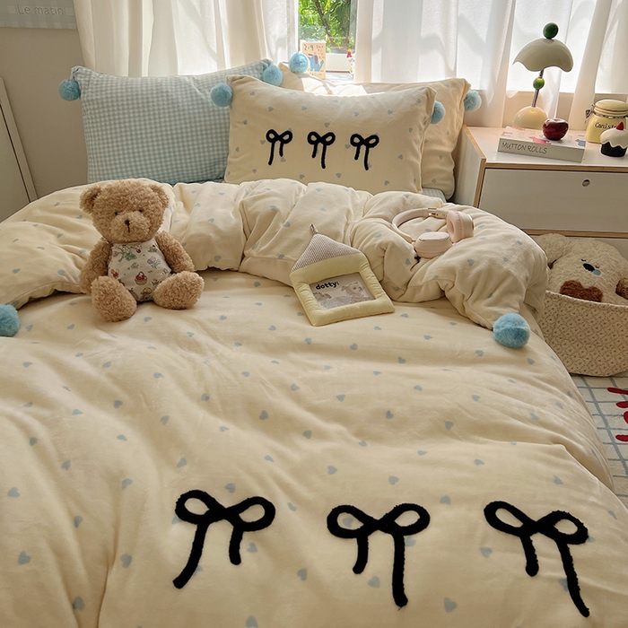 91家纺网 家纺一手货源 找家纺 桃子家居 2025新款insA类少女甜心毛球混搭工艺蝴蝶结刺绣毛巾绣印花加厚牛奶绒四件套 绒毛球-蝴蝶结芒果海盐