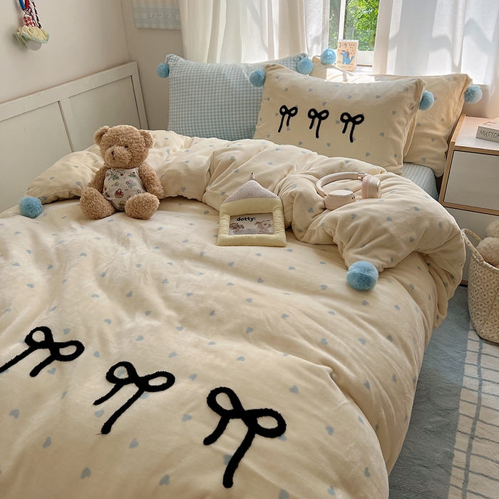 91家纺网 家纺一手货源 找家纺 桃子家居 2025新款insA类少女甜心毛球混搭工艺蝴蝶结刺绣毛巾绣印花加厚牛奶绒四件套 绒毛球-蝴蝶结芒果海盐