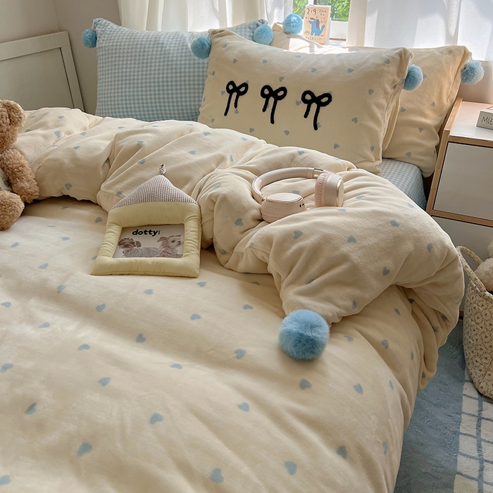 91家纺网 家纺一手货源 找家纺 桃子家居 2025新款insA类少女甜心毛球混搭工艺蝴蝶结刺绣毛巾绣印花加厚牛奶绒四件套 绒毛球-蝴蝶结芒果海盐