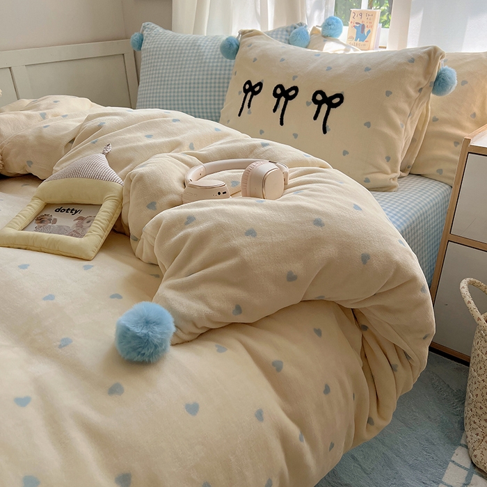 91家纺网 家纺一手货源 找家纺 桃子家居 2025新款insA类少女甜心毛球混搭工艺蝴蝶结刺绣毛巾绣印花加厚牛奶绒四件套 绒毛球-蝴蝶结芒果海盐