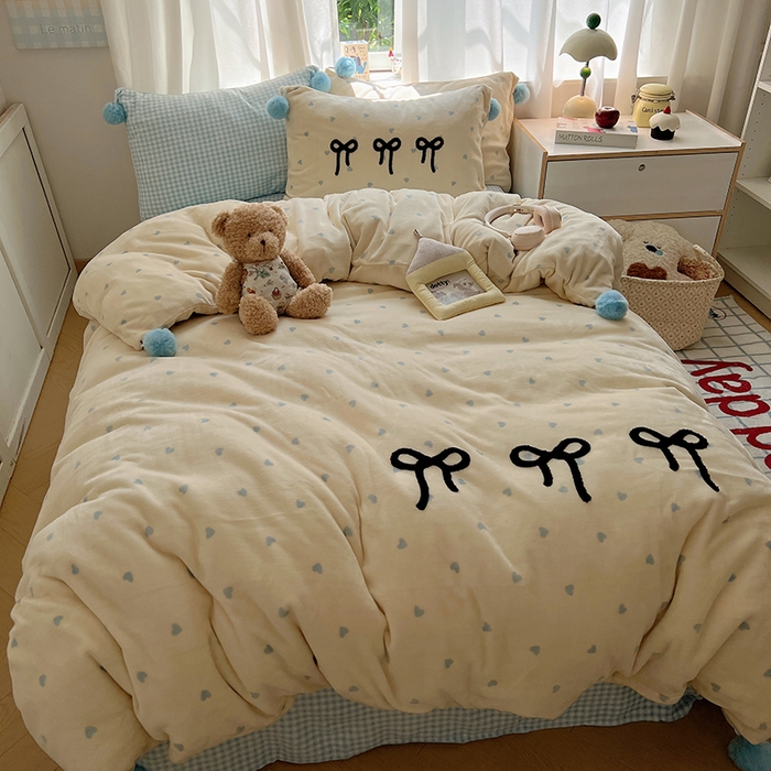 91家纺网 家纺一手货源 找家纺 桃子家居 2025新款insA类少女甜心毛球混搭工艺蝴蝶结刺绣毛巾绣印花加厚牛奶绒四件套 绒毛球-蝴蝶结芒果海盐