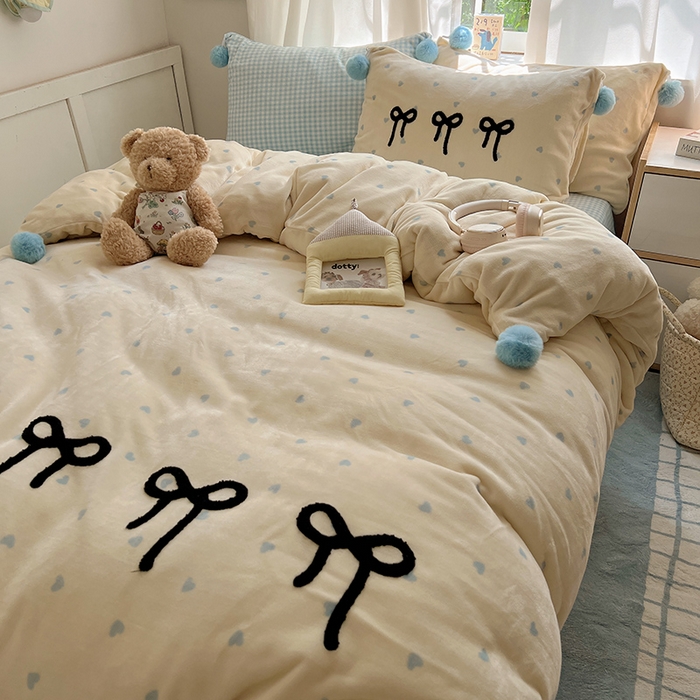 91家纺网 家纺一手货源 找家纺 桃子家居 2025新款insA类少女甜心毛球混搭工艺蝴蝶结刺绣毛巾绣印花加厚牛奶绒四件套 绒毛球-蝴蝶结芒果海盐