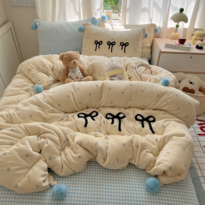 91家纺网 家纺一手货源 找家纺 桃子家居 2025新款insA类少女甜心毛球混搭工艺蝴蝶结刺绣毛巾绣印花加厚牛奶绒四件套 绒毛球-蝴蝶结芒果海盐