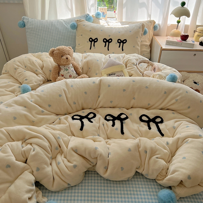 91家纺网 家纺一手货源 找家纺 桃子家居 2025新款insA类少女甜心毛球混搭工艺蝴蝶结刺绣毛巾绣印花加厚牛奶绒四件套 绒毛球-蝴蝶结芒果海盐