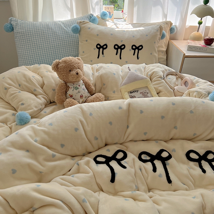 91家纺网 家纺一手货源 找家纺 桃子家居 2025新款insA类少女甜心毛球混搭工艺蝴蝶结刺绣毛巾绣印花加厚牛奶绒四件套 绒毛球-蝴蝶结芒果海盐