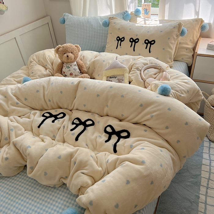 91家纺网 家纺一手货源 找家纺 桃子家居 2025新款insA类少女甜心毛球混搭工艺蝴蝶结刺绣毛巾绣印花加厚牛奶绒四件套 绒毛球-蝴蝶结芒果海盐