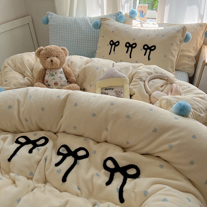 91家纺网 家纺一手货源 找家纺 桃子家居 2025新款insA类少女甜心毛球混搭工艺蝴蝶结刺绣毛巾绣印花加厚牛奶绒四件套 绒毛球-蝴蝶结芒果海盐