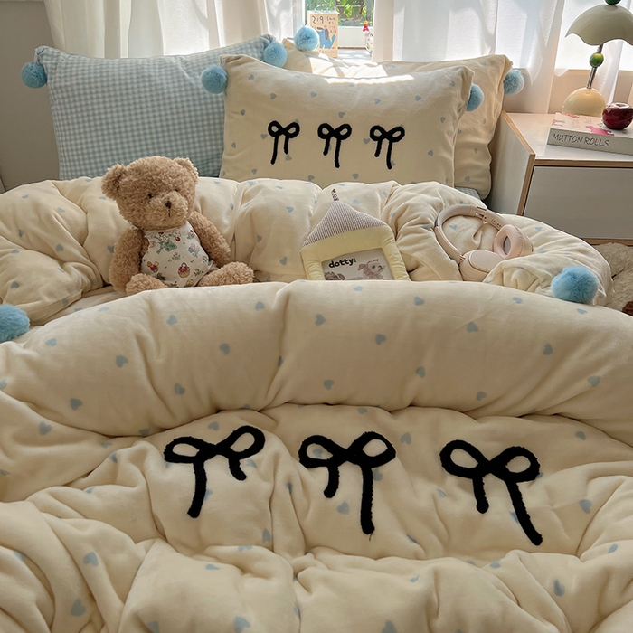 91家纺网 家纺一手货源 找家纺 桃子家居 2025新款insA类少女甜心毛球混搭工艺蝴蝶结刺绣毛巾绣印花加厚牛奶绒四件套 绒毛球-蝴蝶结芒果海盐