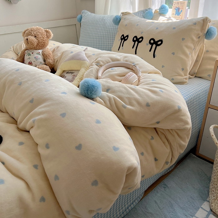 91家纺网 家纺一手货源 找家纺 桃子家居 2025新款insA类少女甜心毛球混搭工艺蝴蝶结刺绣毛巾绣印花加厚牛奶绒四件套 绒毛球-蝴蝶结芒果海盐