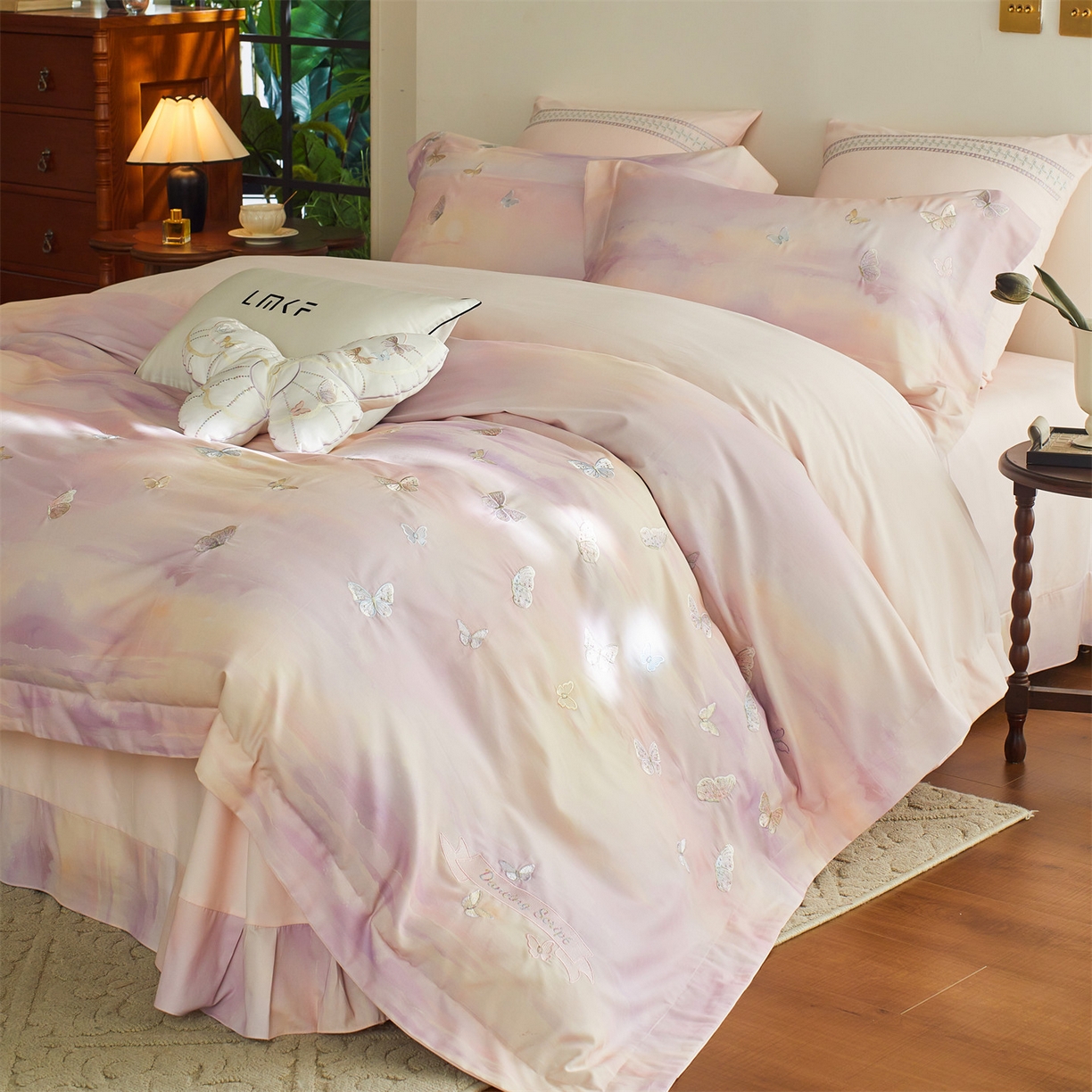 91家纺网 家纺一手货源 找家纺 （总）蓝米卡夫 2025秋冬-A类全棉100支磨毛印+绣-云光蝶梦系列（礼盒包装）-拍摄风格1 提供买家秀