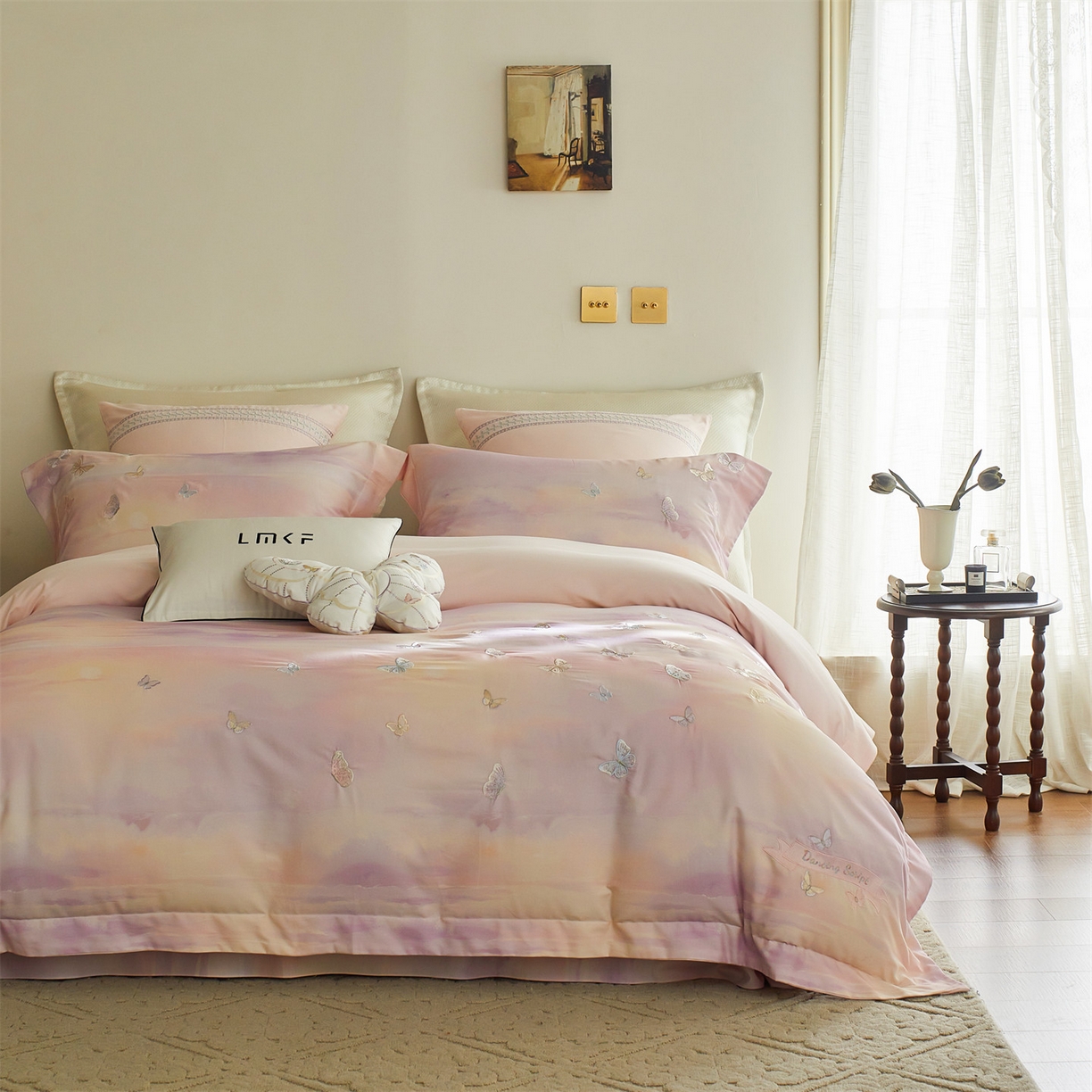 91家纺网 家纺一手货源 找家纺 蓝米卡夫 2025秋冬-A类全棉50S*50S双股磨毛印+绣-云光蝶梦系列（礼盒包装）-拍摄风格1 提供买家秀 云光蝶梦-粉紫