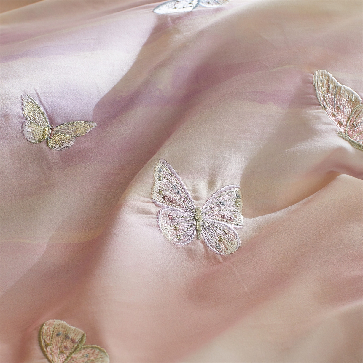 91家纺网 家纺一手货源 找家纺 蓝米卡夫 2025秋冬-A类全棉50S*50S双股磨毛印+绣-云光蝶梦系列（礼盒包装）-拍摄风格1 提供买家秀 云光蝶梦-粉紫