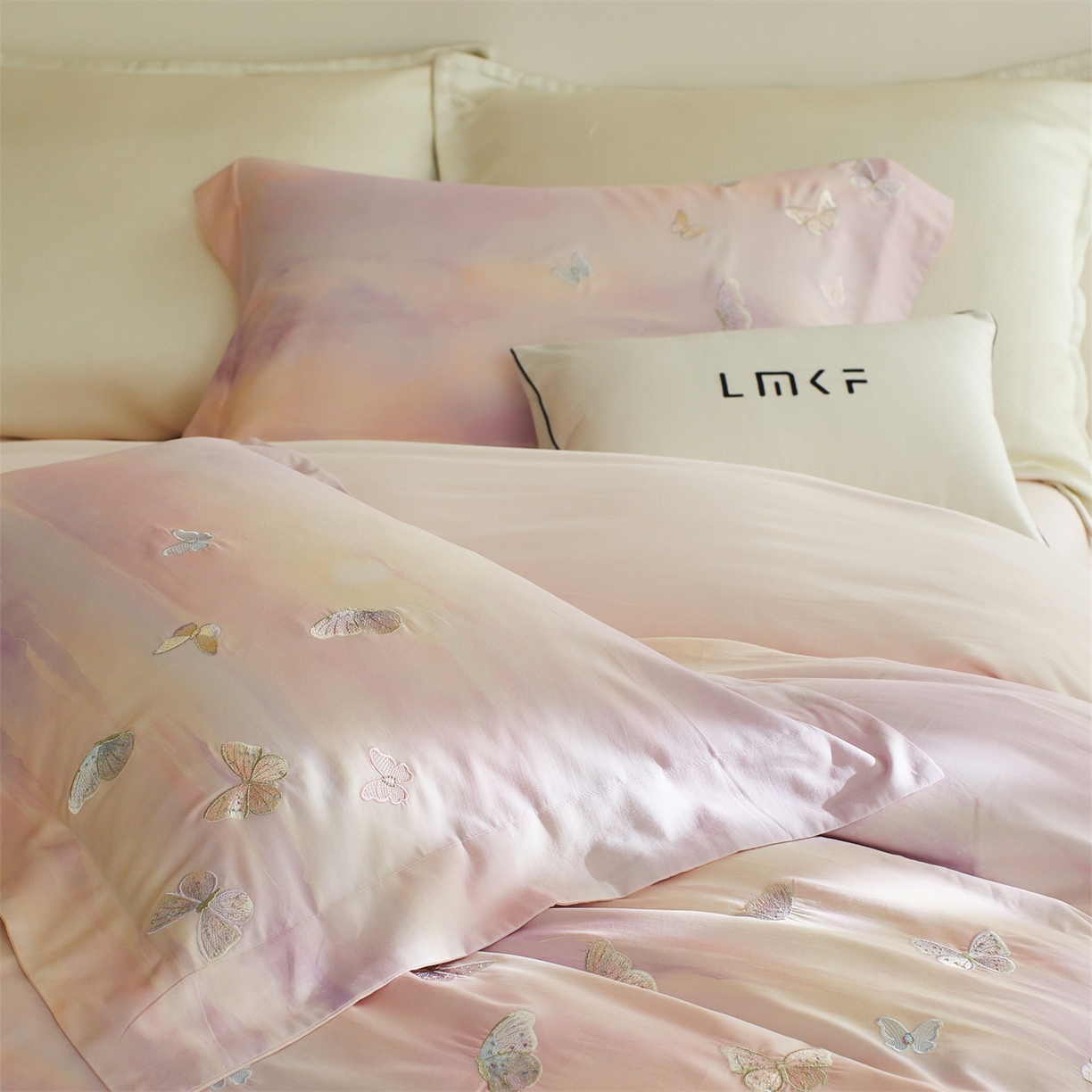 91家纺网 家纺一手货源 找家纺 蓝米卡夫 2025秋冬-A类全棉50S*50S双股磨毛印+绣-云光蝶梦系列（礼盒包装）-拍摄风格1 提供买家秀 云光蝶梦-粉紫