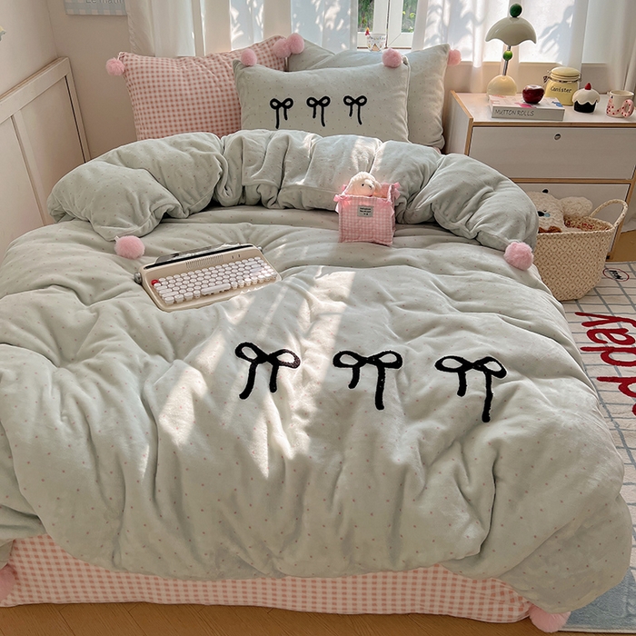 91家纺网 家纺一手货源 找家纺 桃子家居 2025新款insA类少女甜心毛球混搭工艺蝴蝶结刺绣毛巾绣印花加厚牛奶绒四件套 绒毛球-蝴蝶结茉莉奶绿