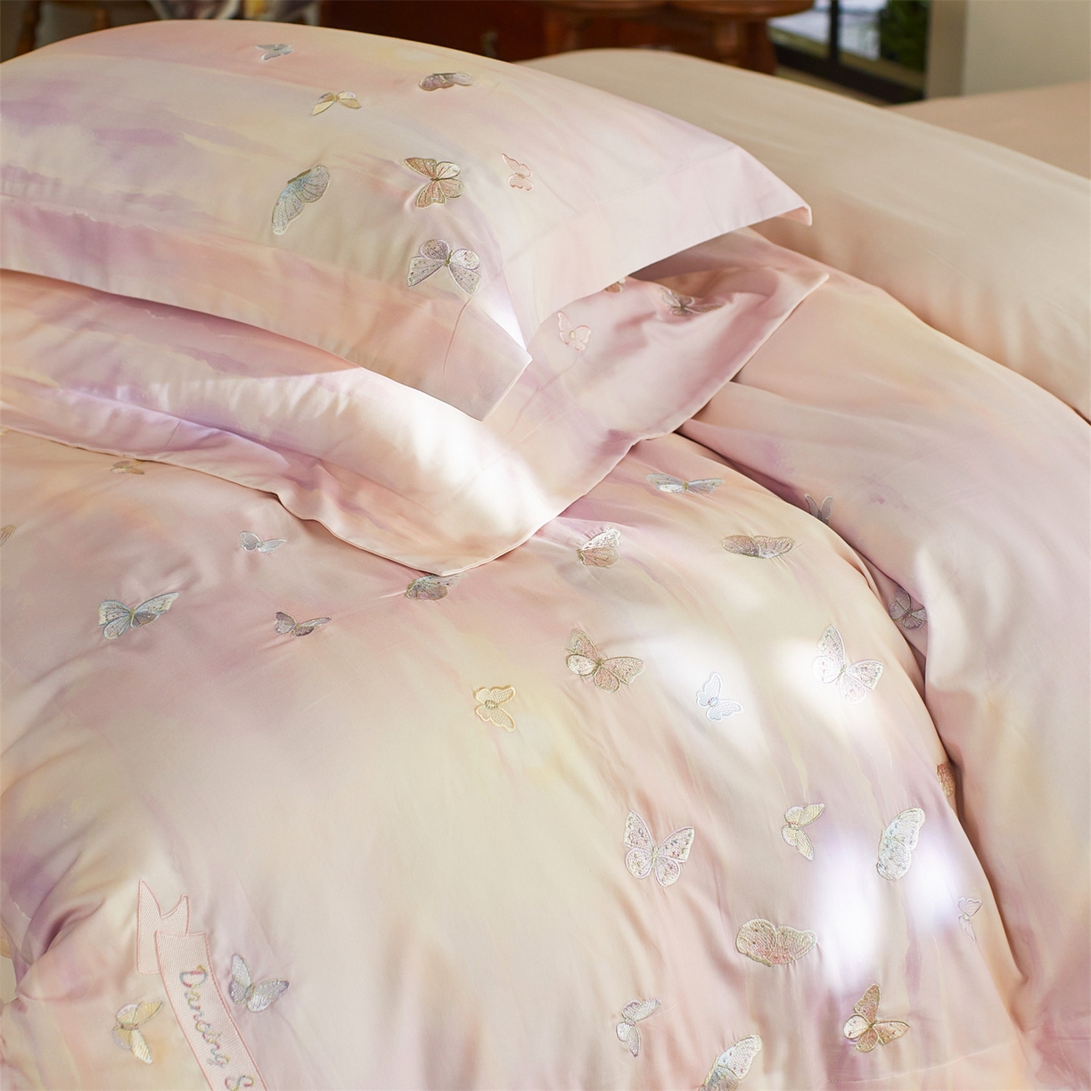 91家纺网 家纺一手货源 找家纺 蓝米卡夫 2025秋冬-A类全棉50S*50S双股磨毛印+绣-云光蝶梦系列（礼盒包装）-拍摄风格1 提供买家秀 云光蝶梦-粉紫