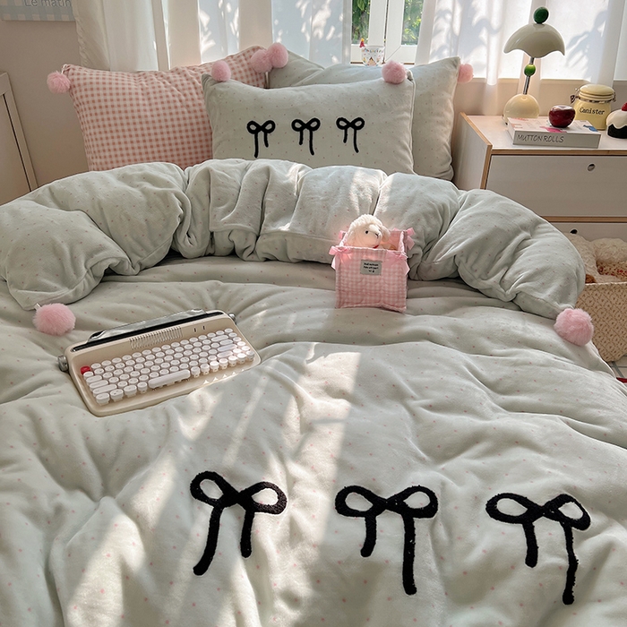 91家纺网 家纺一手货源 找家纺 桃子家居 2025新款insA类少女甜心毛球混搭工艺蝴蝶结刺绣毛巾绣印花加厚牛奶绒四件套 绒毛球-蝴蝶结茉莉奶绿