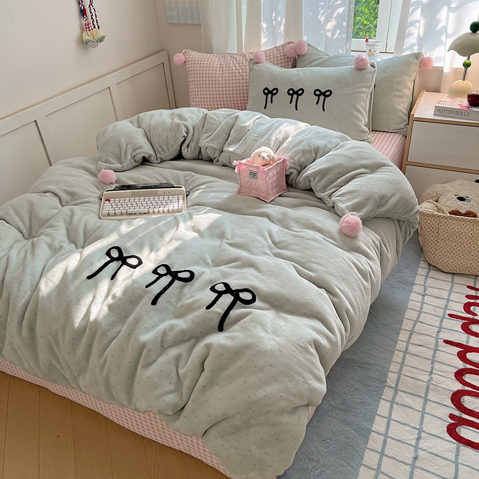 91家纺网 家纺一手货源 找家纺 桃子家居 2025新款insA类少女甜心毛球混搭工艺蝴蝶结刺绣毛巾绣印花加厚牛奶绒四件套 绒毛球-蝴蝶结茉莉奶绿