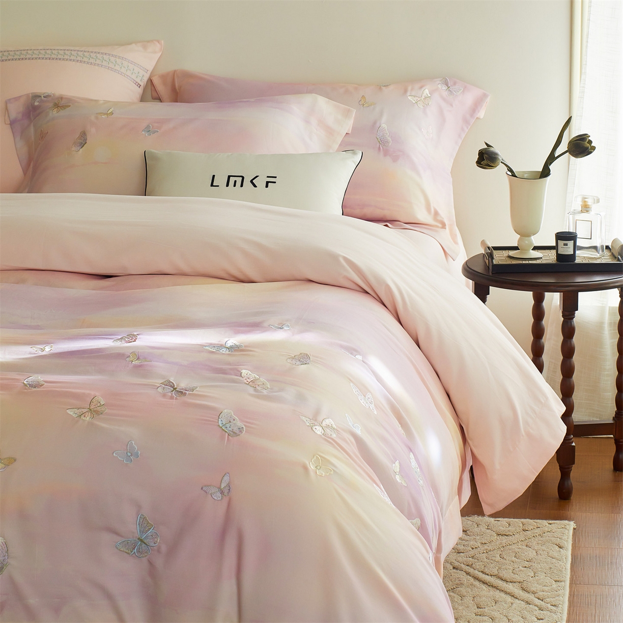 91家纺网 家纺一手货源 找家纺 蓝米卡夫 2025秋冬-A类全棉50S*50S双股磨毛印+绣-云光蝶梦系列（礼盒包装）-拍摄风格1 提供买家秀 云光蝶梦-粉紫