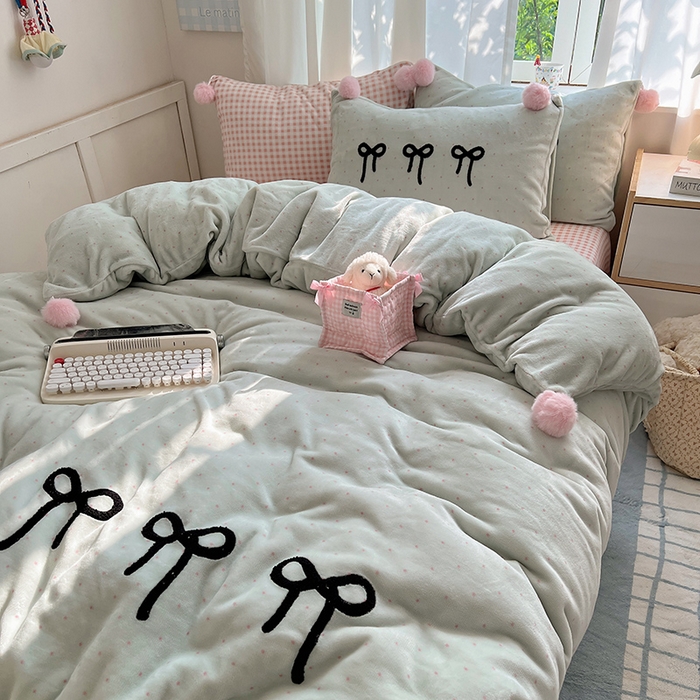 91家纺网 家纺一手货源 找家纺 桃子家居 2025新款insA类少女甜心毛球混搭工艺蝴蝶结刺绣毛巾绣印花加厚牛奶绒四件套 绒毛球-蝴蝶结茉莉奶绿