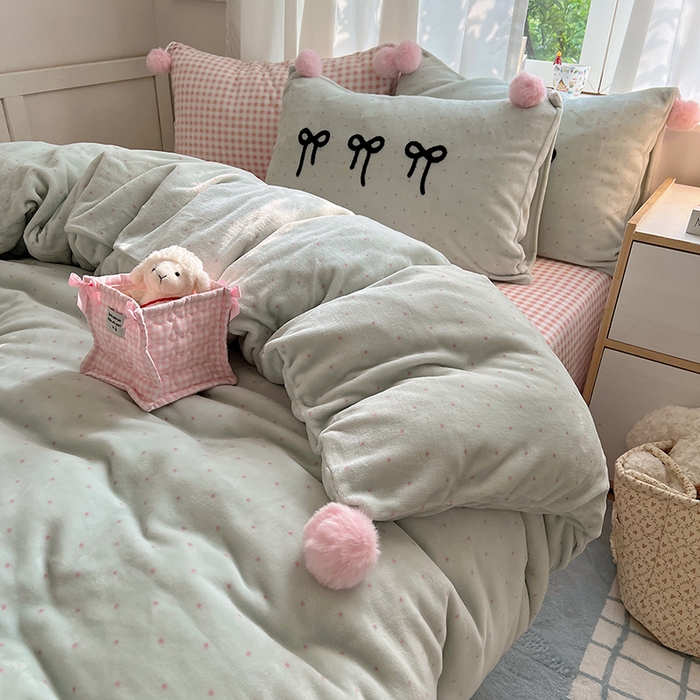 91家纺网 家纺一手货源 找家纺 桃子家居 2025新款insA类少女甜心毛球混搭工艺蝴蝶结刺绣毛巾绣印花加厚牛奶绒四件套 绒毛球-蝴蝶结茉莉奶绿