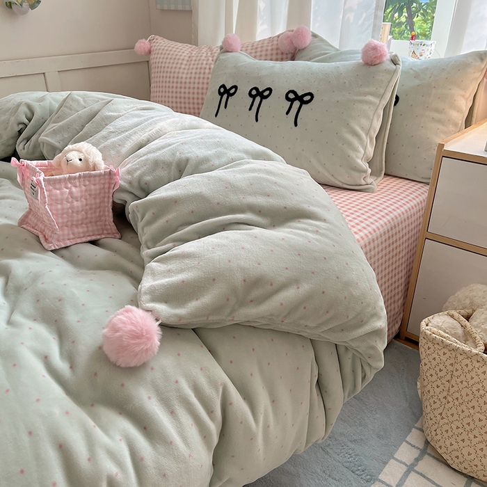 91家纺网 家纺一手货源 找家纺 桃子家居 2025新款insA类少女甜心毛球混搭工艺蝴蝶结刺绣毛巾绣印花加厚牛奶绒四件套 绒毛球-蝴蝶结茉莉奶绿