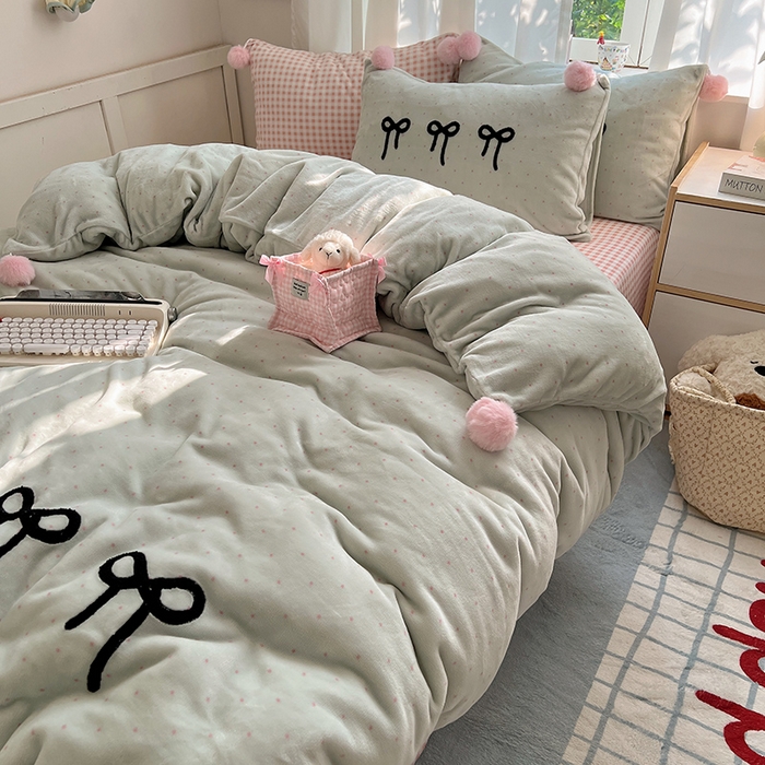 91家纺网 家纺一手货源 找家纺 桃子家居 2025新款insA类少女甜心毛球混搭工艺蝴蝶结刺绣毛巾绣印花加厚牛奶绒四件套 绒毛球-蝴蝶结茉莉奶绿