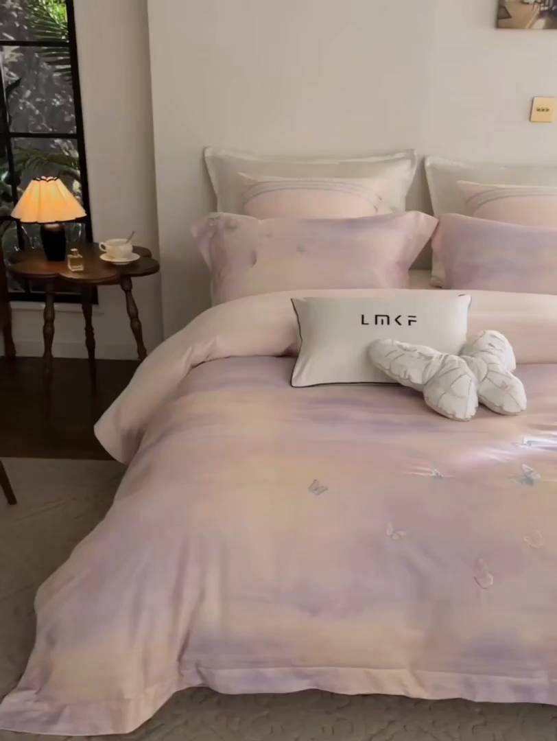 91家纺网 家纺一手货源 找家纺 蓝米卡夫 2025秋冬-A类全棉50S*50S双股磨毛印+绣-云光蝶梦系列（礼盒包装）-拍摄风格1 提供买家秀 云光蝶梦-粉紫