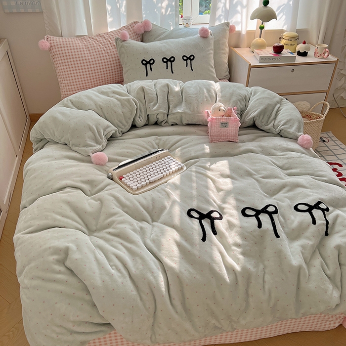 91家纺网 家纺一手货源 找家纺 桃子家居 2025新款insA类少女甜心毛球混搭工艺蝴蝶结刺绣毛巾绣印花加厚牛奶绒四件套 绒毛球-蝴蝶结茉莉奶绿