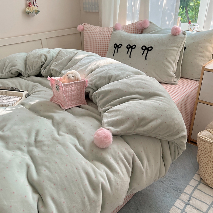 91家纺网 家纺一手货源 找家纺 桃子家居 2025新款insA类少女甜心毛球混搭工艺蝴蝶结刺绣毛巾绣印花加厚牛奶绒四件套 绒毛球-蝴蝶结茉莉奶绿
