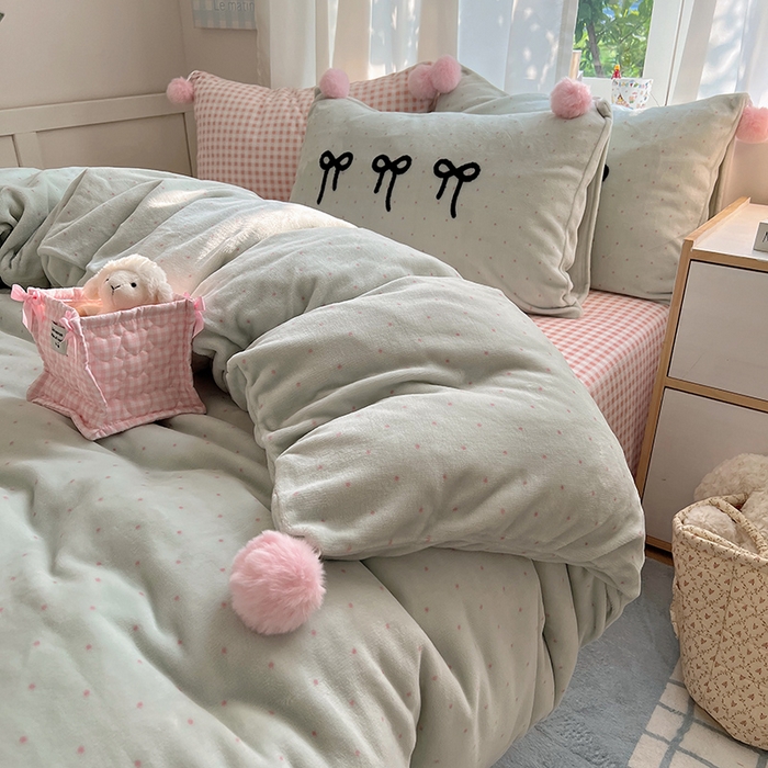 91家纺网 家纺一手货源 找家纺 桃子家居 2025新款insA类少女甜心毛球混搭工艺蝴蝶结刺绣毛巾绣印花加厚牛奶绒四件套 绒毛球-蝴蝶结茉莉奶绿