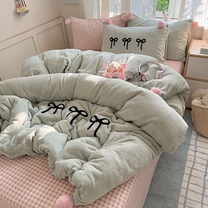 91家纺网 家纺一手货源 找家纺 桃子家居 2025新款insA类少女甜心毛球混搭工艺蝴蝶结刺绣毛巾绣印花加厚牛奶绒四件套 绒毛球-蝴蝶结茉莉奶绿