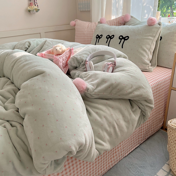 91家纺网 家纺一手货源 找家纺 桃子家居 2025新款insA类少女甜心毛球混搭工艺蝴蝶结刺绣毛巾绣印花加厚牛奶绒四件套 绒毛球-蝴蝶结茉莉奶绿