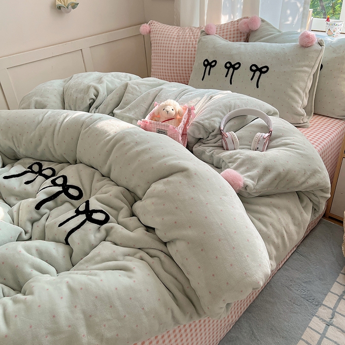 91家纺网 家纺一手货源 找家纺 桃子家居 2025新款insA类少女甜心毛球混搭工艺蝴蝶结刺绣毛巾绣印花加厚牛奶绒四件套 绒毛球-蝴蝶结茉莉奶绿