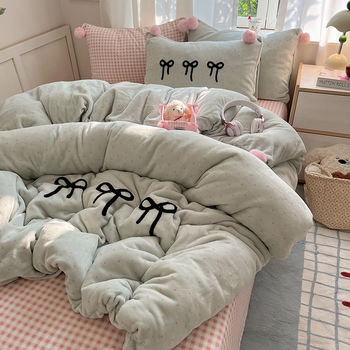 91家纺网 家纺一手货源 找家纺 桃子家居 2025新款insA类少女甜心毛球混搭工艺蝴蝶结刺绣毛巾绣印花加厚牛奶绒四件套 绒毛球-蝴蝶结茉莉奶绿