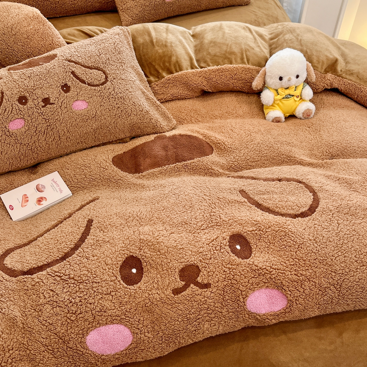 91家纺网 家纺一手货源 找家纺 乐坊 2025新款大阪羊羔绒牛奶绒卡通四件套冬季加厚保暖 晚安狗-咖