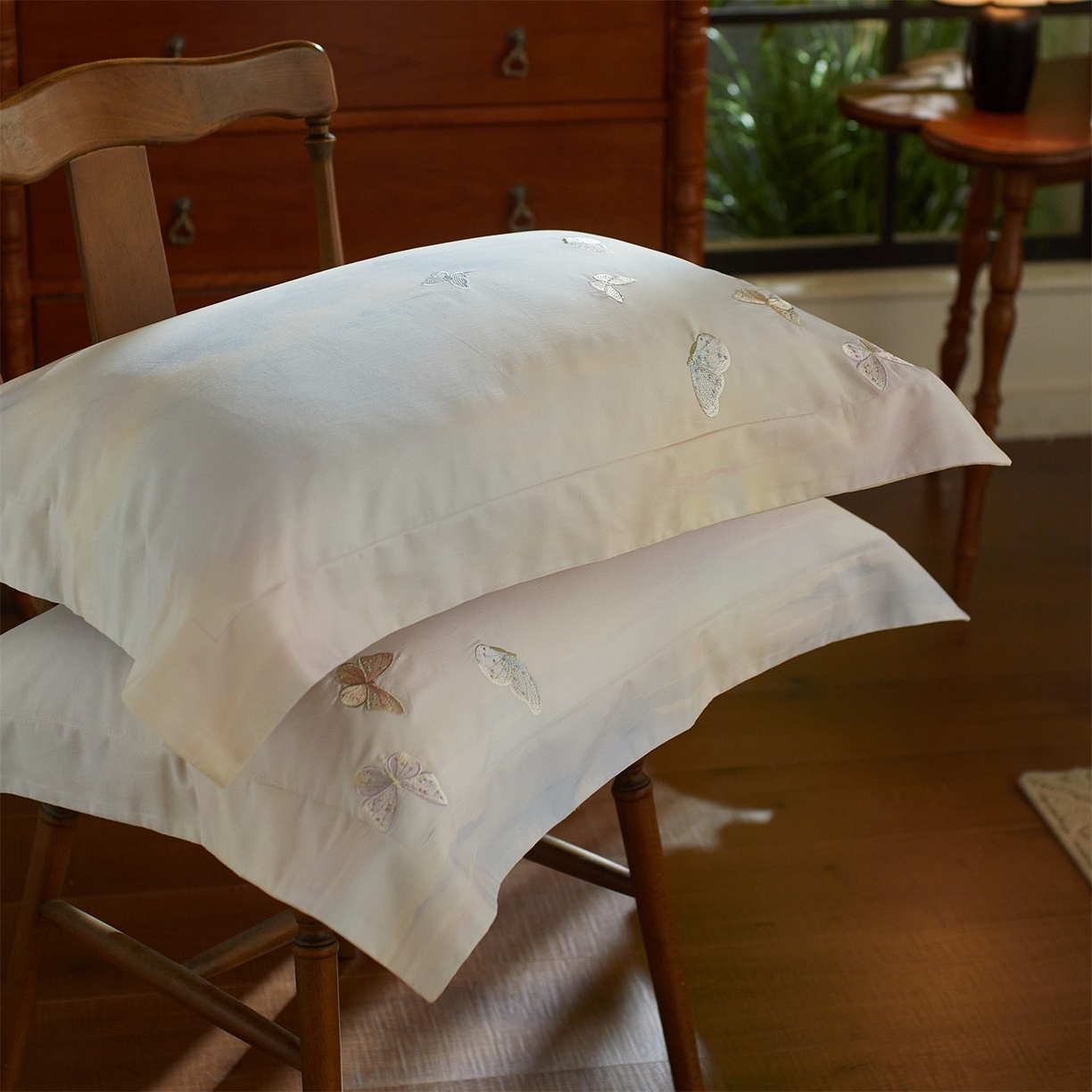 91家纺网 家纺一手货源 找家纺 蓝米卡夫 2025秋冬-A类全棉50S*50S双股磨毛印+绣-云光蝶梦系列（礼盒包装）-拍摄风格1 提供买家秀 云光蝶梦-蓝