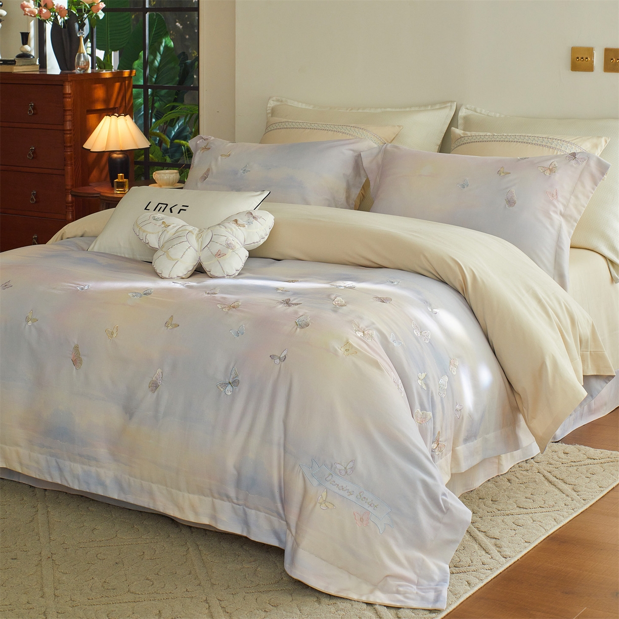 91家纺网 家纺一手货源 找家纺 蓝米卡夫 2025秋冬-A类全棉50S*50S双股磨毛印+绣-云光蝶梦系列（礼盒包装）-拍摄风格1 提供买家秀 云光蝶梦-蓝