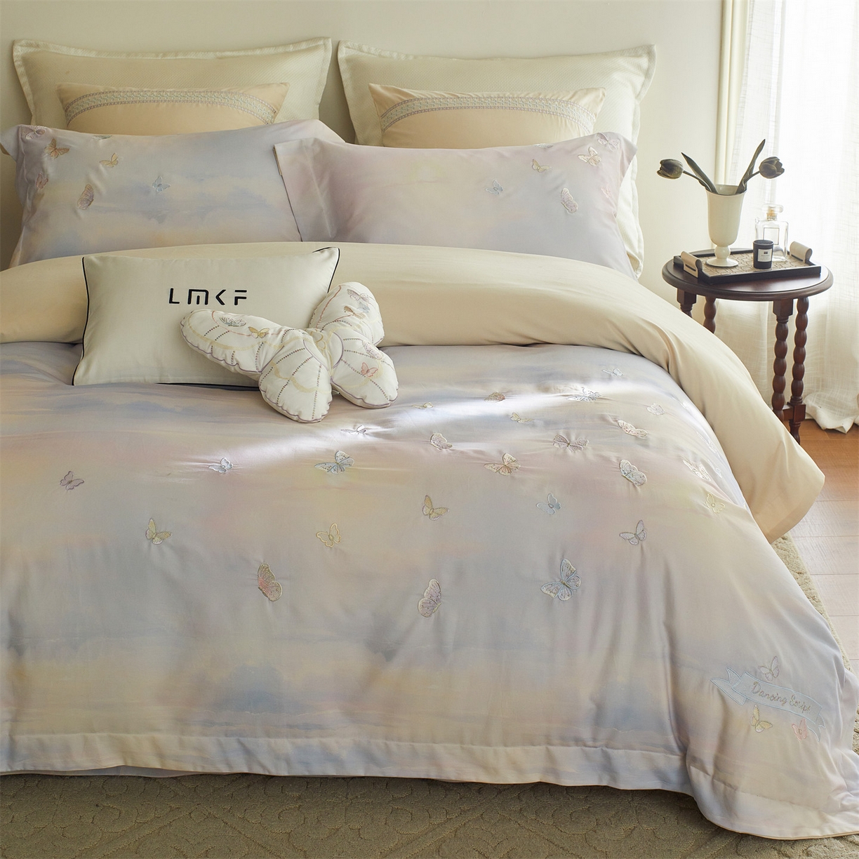 91家纺网 家纺一手货源 找家纺 蓝米卡夫 2025秋冬-A类全棉50S*50S双股磨毛印+绣-云光蝶梦系列（礼盒包装）-拍摄风格1 提供买家秀 云光蝶梦-蓝