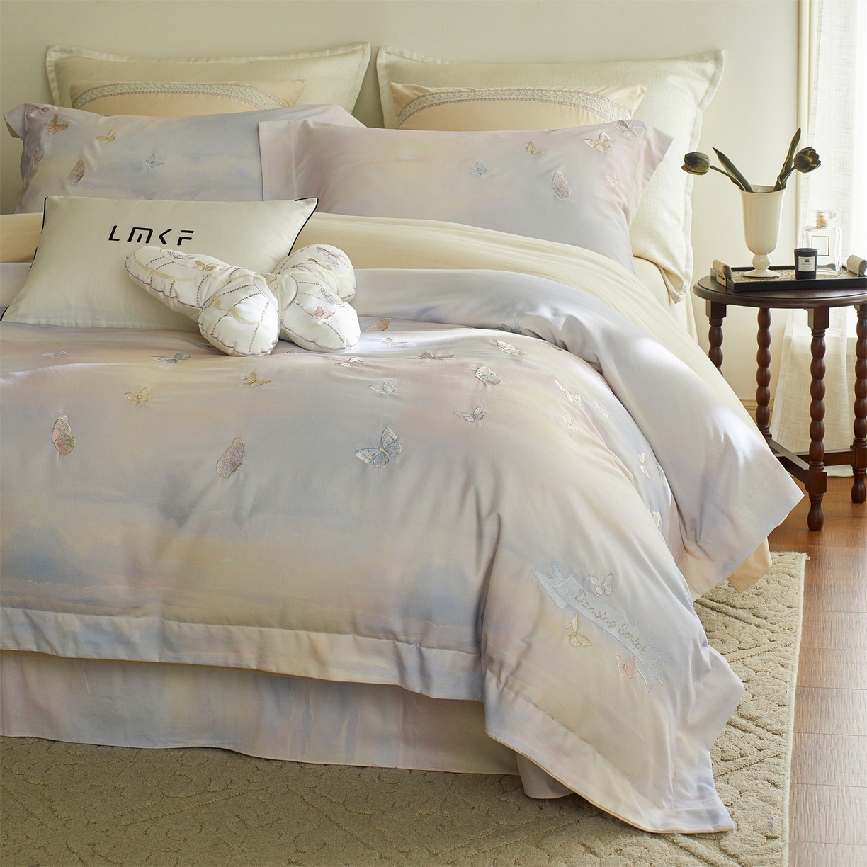 91家纺网 家纺一手货源 找家纺 蓝米卡夫 2025秋冬-A类全棉50S*50S双股磨毛印+绣-云光蝶梦系列（礼盒包装）-拍摄风格1 提供买家秀 云光蝶梦-蓝