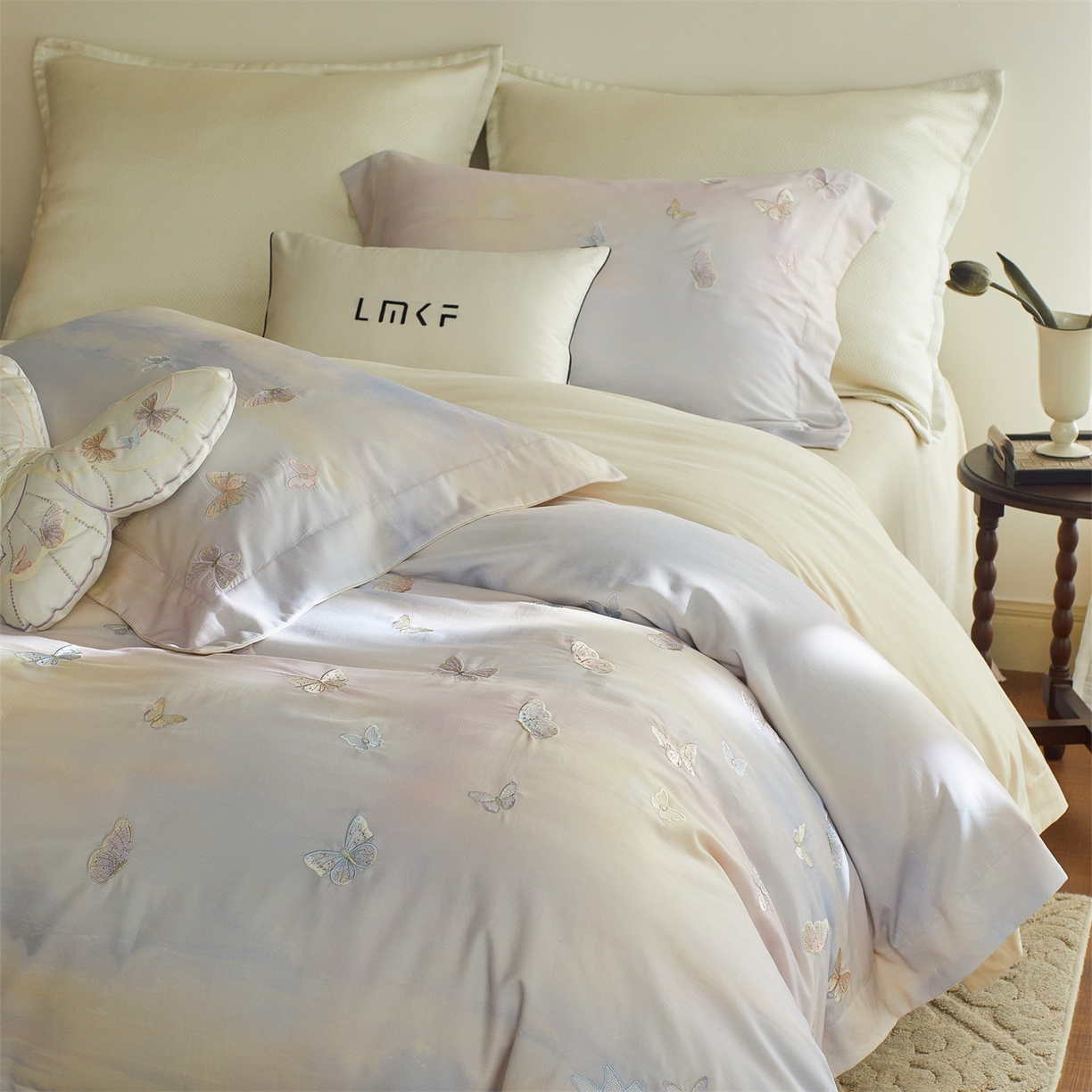 91家纺网 家纺一手货源 找家纺 蓝米卡夫 2025秋冬-A类全棉50S*50S双股磨毛印+绣-云光蝶梦系列（礼盒包装）-拍摄风格1 提供买家秀 云光蝶梦-蓝