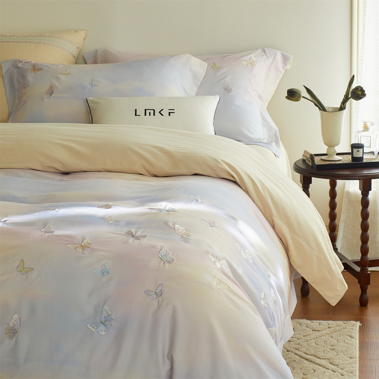 91家纺网 家纺一手货源 找家纺 蓝米卡夫 2025秋冬-A类全棉50S*50S双股磨毛印+绣-云光蝶梦系列（礼盒包装）-拍摄风格1 提供买家秀 云光蝶梦-蓝