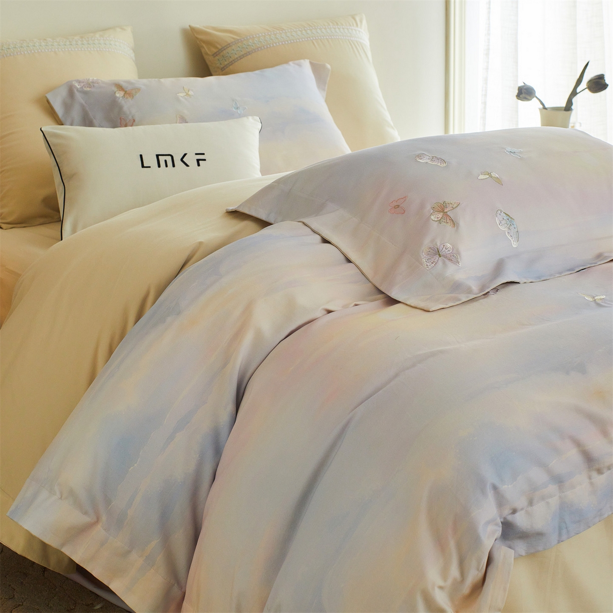 91家纺网 家纺一手货源 找家纺 蓝米卡夫 2025秋冬-A类全棉50S*50S双股磨毛印+绣-云光蝶梦系列（礼盒包装）-拍摄风格1 提供买家秀 云光蝶梦-蓝