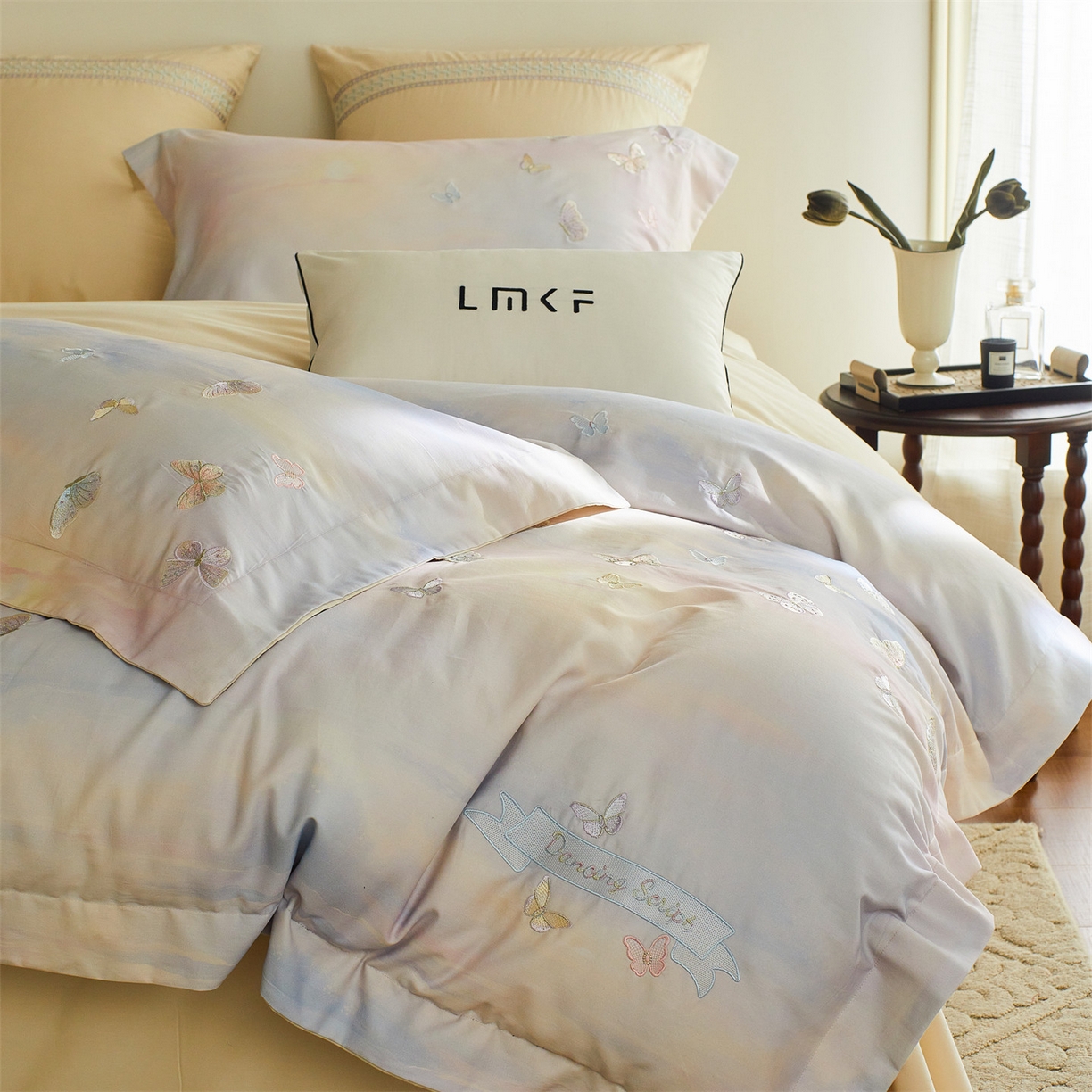 91家纺网 家纺一手货源 找家纺 蓝米卡夫 2025秋冬-A类全棉50S*50S双股磨毛印+绣-云光蝶梦系列（礼盒包装）-拍摄风格1 提供买家秀 云光蝶梦-蓝