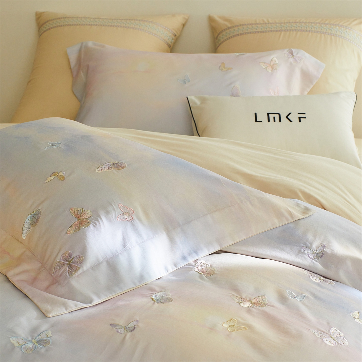 91家纺网 家纺一手货源 找家纺 蓝米卡夫 2025秋冬-A类全棉50S*50S双股磨毛印+绣-云光蝶梦系列（礼盒包装）-拍摄风格1 提供买家秀 云光蝶梦-蓝