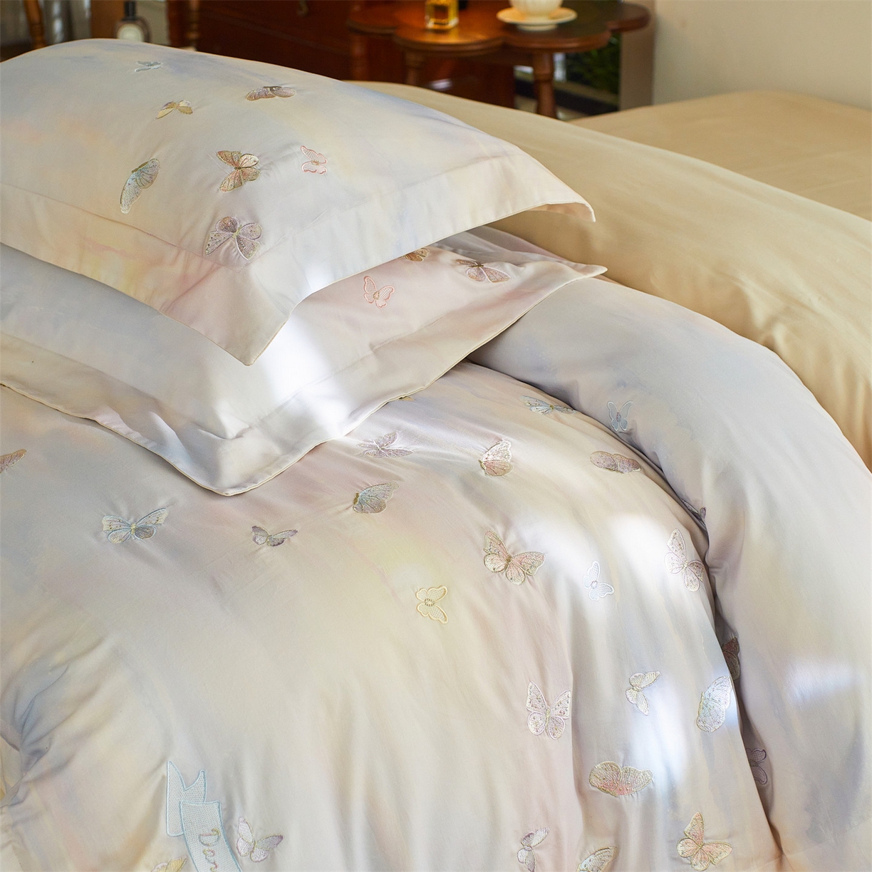 91家纺网 家纺一手货源 找家纺 蓝米卡夫 2025秋冬-A类全棉50S*50S双股磨毛印+绣-云光蝶梦系列（礼盒包装）-拍摄风格1 提供买家秀 云光蝶梦-蓝