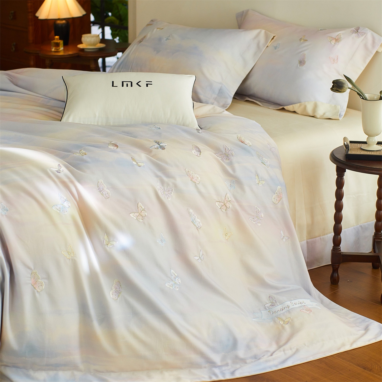 91家纺网 家纺一手货源 找家纺 蓝米卡夫 2025秋冬-A类全棉50S*50S双股磨毛印+绣-云光蝶梦系列（礼盒包装）-拍摄风格1 提供买家秀 云光蝶梦-蓝