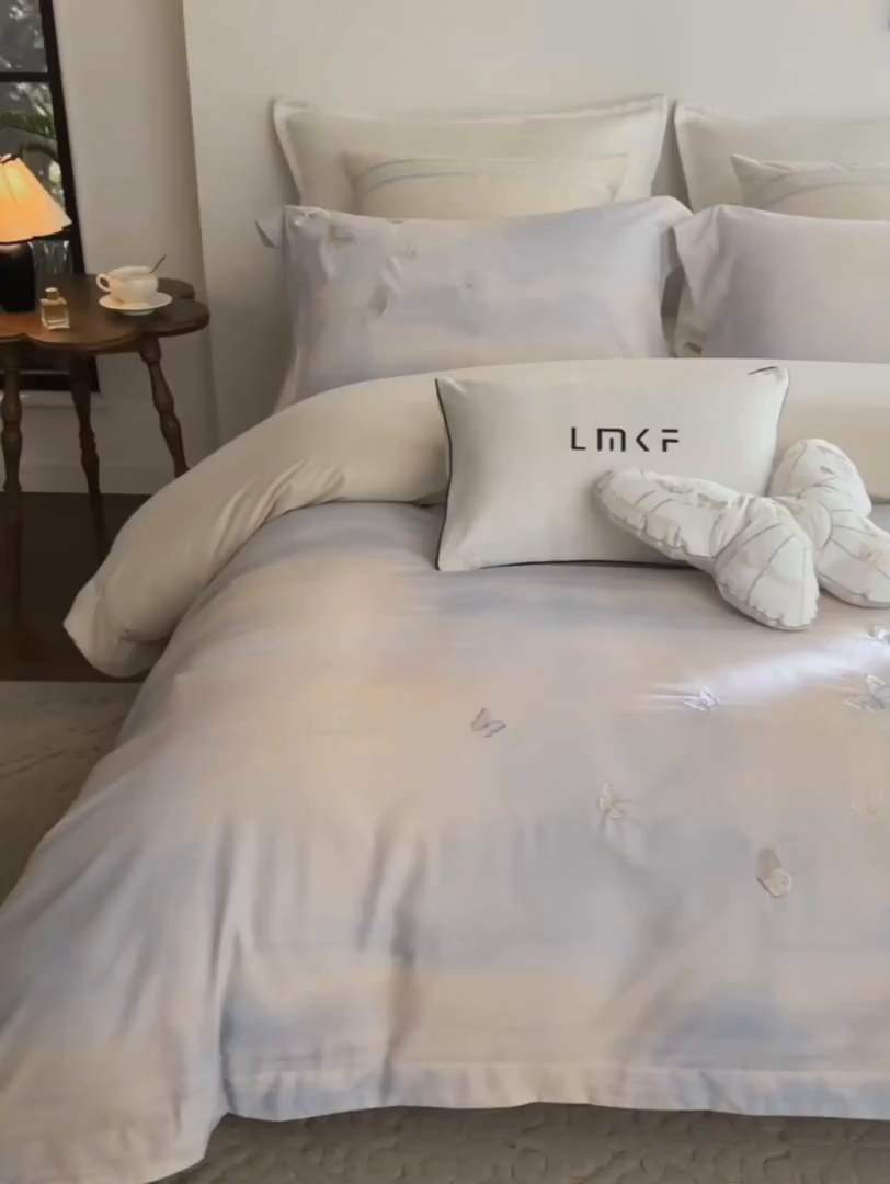 91家纺网 家纺一手货源 找家纺 蓝米卡夫 2025秋冬-A类全棉50S*50S双股磨毛印+绣-云光蝶梦系列（礼盒包装）-拍摄风格1 提供买家秀 云光蝶梦-蓝